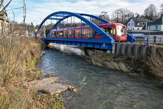 Hochwasserschutz in Chemnitz: Ufermauer droht einzustürzen - Das „Blaue Wunder“ an der Würschnitz in Chemnitz-Harthau. Die in Teilen bereits ausgebrochene Stützmauer links soll ab dem Frühjahr durch eine stabile Anlage aus Beton ersetzt werden.