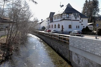 Hochwasserschutz in Grünstädtel: Nächstes Stück, nächste Million - An der Alten Bahnhofstraße in Grünstädtel gehen die Arbeiten an der Stützmauer in Richtung Landgasthof Neitsch bald weiter. Das Bauvorhaben ist Bestandteil des Hochwasserschutzkonzepts fürs Pöhlwasser.