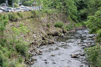 Hochwasserschutz in Schwarzenberg: Land und Kommune investieren in Schadensbeseitigung und Neubau - Das Schwarzwasser zieht vor allem bei Hochwasser Uferbereiche teilweise stark in Mitleidenschaft. So wie hier oberhalb der Egermannbrücke in Schwarzenberg wurden Wasserbausteine unterspült und weggerissen, was die Standsicherheit der Böschung beeinträchtigt. Solche Schäden lässt die Landestalsperrenverwaltung jetzt beseitigen.