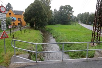 Hochwasserschutz: Mauer soll Langenberger Bach bändigen - Nahe der Goldenen Aue in Langenchursdorf soll künftig im Fall einer Flut eine Hochwasserschutzmauer auf 130 Metern Länge die Wohnbebauung vor den Wassermassen des Langenberger Baches schützen.