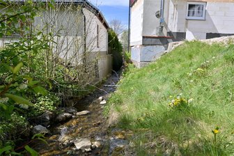 Hochwasserschutz neu gedacht: Warum man sich in Eibenstock von einem Millionen-Projekt verabschiedet - Es gibt einige Grundstücke, die sehr nah am Rähmerbach liegen. Hier ist das Mittun der Eigentümer gefragt.