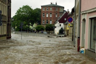 Hochwasserschutz, neue iPads oder Feuerwehrfahrzeuge: Was kann sich Hainichen trotz knapper Kasse noch leisten? - August 2002: Land unter in Hainichen. Die Kleine Striegis überflutete damals auch die Mittweidaer Straße.