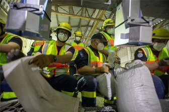 Hochwasserschutz: Stadt Plauen testet Anlage zum Befüllen von Sandsäcken - 20.000 Euro hat sich die Stadt Plauen die Sandsackfüllmaschine kosten lassen. Bedient von vier Helfern, sind 2400 Säcke je Stunde zu schaffen. Sie tragen Masken, um ihre Lungen vor Sandstaub zu schützen.