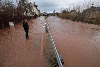 Hochwasserschutz: Streichliste sorgt in Glauchau für Verwirrung - Während jahrelang Unterlagen hin- und hergeschoben wurden, trat der Lungwitzbach, wie hier im Dezember 2023, mehrfach über die Ufer.