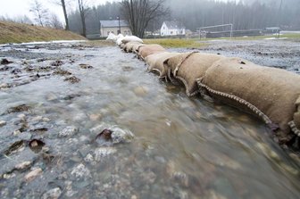Hochwasserwarnstufe 1 an der Zwickauer Mulde - Der Dauerregen hat die Wasserstände der Flüsse im oberen Vogtland deutlich ansteigen lassen.