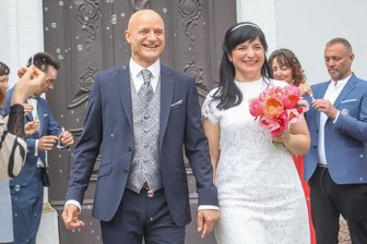 Hochzeit am 25.05.2025: Wenn zum besonderen Datum auch noch der Chemnitzer Oberbürgermeister die Trauung vollzieht - Kurz nach dem Ja-Wort: Thomas und Kristin Boy sind nun ein Ehepaar, getraut von Oberbürgermeister Sven Schulze im Schloss Rabenstein.