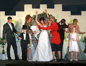Hochzeit im Berg oder mit Feuerwerk im Trend - 
              <p class="artikelinhalt">Als wären sie einst mit Dornröschen in den Schlaf gesunken–so eröffneten die Scala-Models die Modenschau zur Hochzeitsmesse in Schwarzenberg. Um Rosen, Hosen, Kleider, Jacken, Bilder, Flitterwochen-Reisen und vieles mehr ging es bei den Präsentationen zwischen Laufsteg und Messeständen. </p>
            