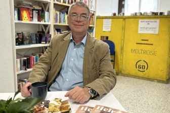 Hochzeit in Flöha: Warum der Standesbeamte immer Nähzeug in der Tasche hat - Im gemütlichen „Offenen Raum“ des Kunstbahnhofs Flöha hat der Standesbeamte Heiko Jünger zum Kaffeeplausch eingeladen.