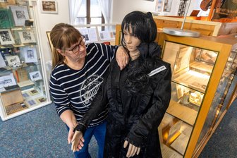 Hochzeit in Schwarz und Schläge in der Schule: Was es im Burgstädter Museum zu entdecken gibt - Burgstädts Museumsvereinschefin Sylvia Vavra an der Schaufensterpuppe, die ein schwarzes Brautkleid aus dem Jahr 1898 trägt.