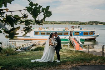 Hochzeit mit Hindernis auf der Talsperre Pöhl: Warum eine Eheschließung beinahe ins Wasser gefallen wäre - Ramona Rucker-Till und Mike Till haben sich Anfang Juli auf der Talsperre Pöhl das Jawort gegeben.