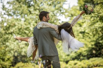 Hochzeit planen: Was die Feier wirklich kostet - Die Freude ist groß, die Rechnung unter Umständen auch: Eine Hochzeit kann finanziell schnell ausufern.