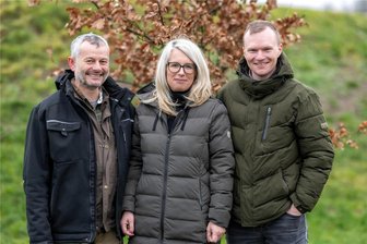 Hochzeit von zwei Bio-Betrieben im Vogtland: Hofgut Eichigt übernimmt Agrargenossenschaft Großzöbern - Gehen künftig gemeinsame Wege: Dirk Rudert und Katja Beuchold von der Agrargenossenschaft Großzöbern und Jannis Buschtöns, Geschäftsführer des Hofgut Eichigt (rechts).