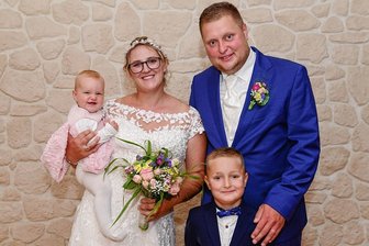 Hochzeit zwischen Rochlitz und Hainichen: Jetzt trauen wir uns - Julia und Philipp Podzimek haben im Juli vergangenen Jahres im Wechselburger Standesamt geheiratet. Mit dabei waren auch Tochter Betti und Sohn Ben. Der Tipp der Braut: "Rechtzeitig planen." 