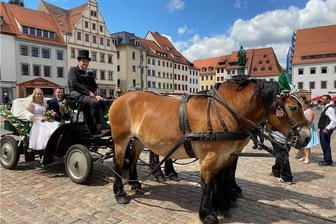 Hochzeitsfreuden auf dem Freiberger Obermarkt -  Julia Gründer, geborene Lange, und Robert Gründer haben am Freitagvormittag im Freiberger Standesamt geheiratet.