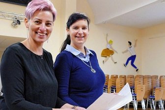Hochzeitsmesse erlebt ihre Premiere - Kathrin Ardelt (links) und Carina Schädlich vom Grünhainichener Standesamt gehören zu den Organisatorinnen der Hochzeitsmesse. Mit Lisa Lehnert haben sie ein großes Programm auf die Beine gestellt. 