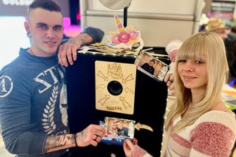 Hochzeitsmesse im Erzgebirge: So planen junge Paare ihren großen Tag - Chris Schaller und Jessica Bauer testeten auf der Hochzeitsmesse in Schneeberg unter anderem die mietbare Fotobox der Eventlocation „Mittelbar“ aus Schönheide.