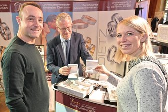 Hochzeitsmesse im Stollberger Bürgergarten: Was Heiraten heute kostet - Eric Forkel und Andrea Baumann wollen dieses Jahr heiraten – in Stollberg haben sie sich von Juwelier Andreas Dietz beraten lassen.