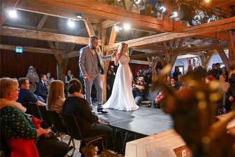 Hochzeitsmesse in Chemnitz: Beim großen Tag wollen die Wenigsten sparen - In zwei großen Modenschauen wurden die neuesten Kleider- und Anzugstrends im Wasserschloss Klaffenbach präsentiert. Dabei standen nicht nur die zukünftigen Brautleute, sondern auch ihre Gäste modisch im Mittelpunkt.