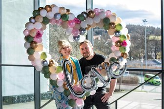 Hochzeitsmesse in der Plauener Festhalle: Vegane Torten, Fotoboxen und Luftballonfiguren - das sind die Trends beim Heiraten - Vivien und Gabriel Heidenfelder sind schon verheiratet - standesamtlich. Nächstes Jahr im Sommer wollen die Auerbacher kirchlich heiraten.