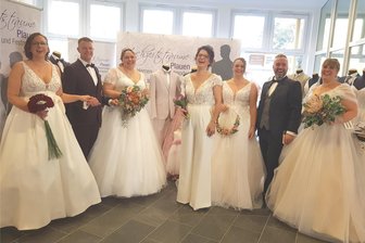 Hochzeitsmesse in Falkenstein zeigt, was Trend ist: Die Dauerwelle beim Mann und lange Kleider für die Frau - Helle Kleider für die Braut, dunkle Anzüge für den Bräutigam. So schreiten nach wie vor die meisten Vogtländer zum Altar.