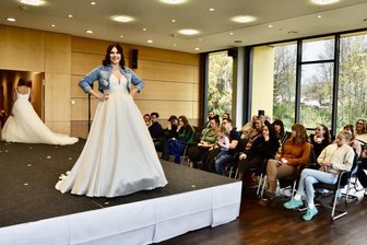 Hochzeitsmesse in Lichtenwalde: Moderner Look, Tortenträume und Tauben - Ein Brautkleid, kombiniert mit Jeansjacke, wurde auf dem Laufsteg der Hochzeitsmesse präsentiert.
