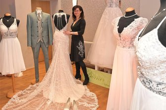 Hochzeitsmesse in Schneeberg zeigt neue Trends: Vegane Torten, haselnussfarbene Ringe und viel Individualität - Siiri Uhlmann von Brautmoden Börner aus Schwarzenberg gehörte zu den Ausstellern bei der Hochzeitsmesse in Schneeberg.