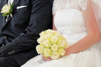 Hochzeitsmesse in Schönheide soll Lust auf das Heiraten machen - So schön könnte es sein: Ein Brautpaar sitzt während ihrer Trauung in der Kirche.