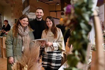 Hochzeitsmesse „Yes“ auf Schloss Rochlitz: So planen drei Paare ihren großen Tag - Patricia (l.) und Marius Meisel sind schon standesamtlich verheiratet und wollen sich noch frei trauen lassen. Zur Hochzeitsmesse „Yes“ auf Schloss Rochlitz holten sie sich Anregungen am Stand von „Ideenrauschen“ von Franziska Krug.
