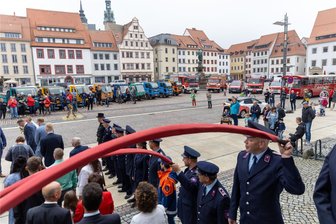 Hochzeitspaar in Freiberg: So ging der schönste Tag im Leben nach dem Unwetter weiter - Zur Hochzeit von Isabel und Mirko Schreiber säumten Feuerwehrleute und viele besondere Fahrzeuge den Freiberger Obermarkt. Warum gab viele besorgte Blicke zum Himmel?