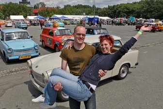 
              <p class="artikelinhalt">Die Niederländer Leonie und Arne Bartelink beim Trabi-Treffen auf dem Platz der Völkerfreundschaft.  </p>
            