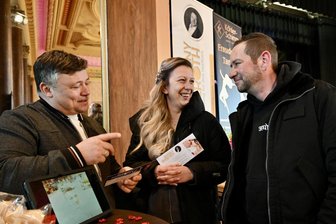 Hochzeitsträume im Erzgebirge für 10.000 Euro: Mit diesen Kosten planen Brautpaare für den großen Tag - Bei Hochzeits-DJ Ronny Makeroth (links) erkundigten sich Madeleine Matzke und Steve Bernsdorf aus Niederdorf, die im Juni heiraten wollen, zur Hochzeitsmesse in Stollberg.