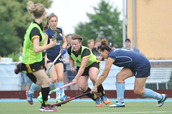 Hockey-Comeback in Freiberg: Damen- und Herrenteams kehren aufs Feld zurück - Vor sechs Jahren waren die Hockeydamen des FHTC, hier mit Corinna Höhne (M.), letztmals auf dem Feld am Start.