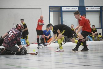 Hockey: Freiberger Herren treten auf der Stelle und verpassen den Anschluss - Kein Durchkommen für die Freiberger Sturmreihe um Dominik Göpfert.