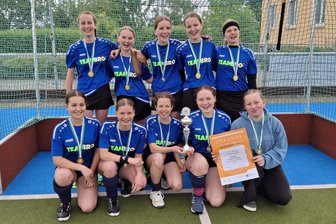 Hockey: Freiberger Schülerinnen gewinnen Landesfinale und dürfen nach Berlin - Die Schülerinnen des Geschwister-Scholl-Gymnasiums haben sich für das Bundesfinale in Berlin qualifiziert.