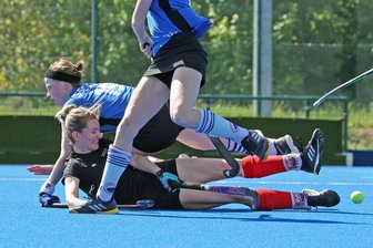 Hockey in Meerane: Zwei leistungsgerechte Remis gegen Jena – doch in einer Kabine flogen die Fetzen - Ein Foto mit Symbolkraft: Der SV Motor Meerane – hier mit Anika Käßner im schwarzen Trikot – spielte am Sonntag mit viel Leidenschaft.
