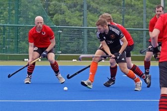 Hockey: Meeraner Trainer spricht von „mega-guter“ Saison und einem kleinen Ärgernis - Die SG Meerane/Chemnitz mit Julius Beyer (schwarzes Trikot) hat die Saison auf Platz drei beendet.