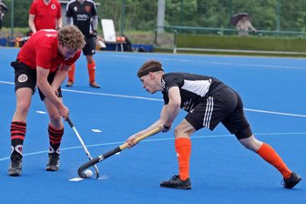 Hockey-Oberliga: Kleiner Schreckmoment für Meerane/Chemnitz bei Auswärtssieg - Neo Gabriel Arndt (r.), hier in einem früheren Heimspiel, erzielte für die SpG am Sonntag das goldene Tor.