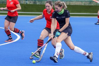 Hockey-Oberliga: SV Motor Meerane setzt gegen Spitzenreiter TSV Leuna ein Ausrufezeichen - Anika Käßner (rechts in der Vorrundenpartie gegen den Leipziger SC am Ball) erzielte am Sonntag nach einem schönen Solo das 1:0 für Meerane.