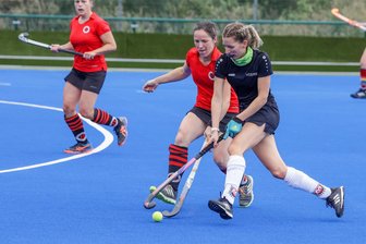 Hockey-Oberliga: SV Motor Meerane vor dem wichtigsten Spiel der Hinrunde - Die Frauenmannschaft des SV Motor - hier mit Anika Käßner (r.) am Ball, will mehr Zug zum Tor entwickeln.