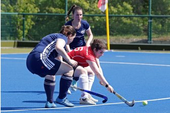 Hockey-Oberliga: Weshalb Gastgeber SV Motor Meerane als Außenseiter in die Meisterrunde startet - Enges Spiel: Ende April teilten sich Meerane - hier mit Lea Hans (rotes Trikot) am Ball - und der TSV Leuna in der Punktspielrunde der Oberliga mit einem 0:0 die Zähler.