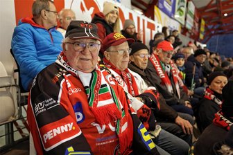 Hockey Outdoor Triple in Klingenthal: Warum nicht alle Fans und Helfer der Eispiraten am Freitag ins Vogtland fahren - Arndt Held hat seinen Stammplatz auf der Sitzplatztribüne im Kunsteisstadion im Sahnpark. Der 76-Jährige verzichtet auf die Fahrt nach Klingenthal.