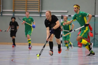 Hockey-Regionalliga: Mit welchen Dos und Don‘ts der SV Motor Meerane in die Saison startet - Für Dirk Lange (am Ball) und seine Mitspieler vom SV Motor Meerane startet am Sonntag die Hallensaison.