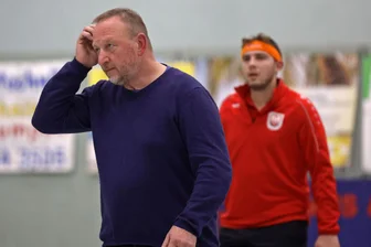 Hockey-Regionalliga: Nach 2:17 in der Vorwoche - Kniff von Motor Meeranes Trainer geht beim 6:2-Sieg im Heimspiel gegen Osternienburg auf - Steffen Jahn (l.) hatte für Sonntag einen Plan ausgeheckt - der beim Heimsieg gegen Osternienburg aufging.