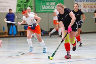 Hockey-Regionalliga: SV Motor Meerane verteilt gegen Postsportverein Chemnitz keine Geschenke - Hanna Rothmund (am Ball) brachte Meerane am Sonntag in Führung.