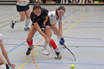 Hockey-Regionalliga: SV Motor Meerane vor dem Sechs-Punkte-Spiel - Jenny Lorenz (schwarzes Trikot) und ihre Teamkolleginnen vom SV Motor wollen die Rote Laterne abgeben.