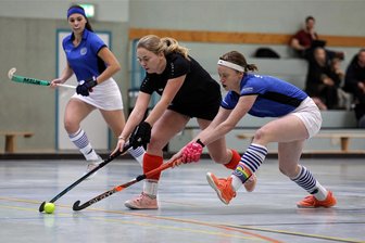 Hockey-Regionalliga: Warum es nach einem Spiel des SV Motor Meerane in Berlin zu einer Hallensperrung kam - Marie Rothmund (schwarzes Trikot) – hier im Heimspiel gegen Jena – verletzte sich in der Partie beim Steglitzer TK am Knie. Mit den Bedingungen in der Berliner Halle hatte dies allerdings nichts zu tun.