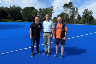 Hockey-Stadion des Chemnitzer Postsportvereins wird zum blauen Schmuckstück - Das Poststadion erhält einen eigenen Hockey-Kunstrasen – ganz zur Freude von Post-SV-Vorstandsmitglied Stephan Lippmann, Hockey-Abteilungsleiter Mirko Rost und Initiator Karl-Heinz Dittrich.
