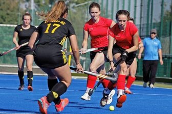 Hockeyteams stören sich am Aufstiegsmodus - Endspurt in der Oberliga: Am Sonntag treten die Meeranerinnen - hier mit Enya Kertscher am Ball - zum drittletzten Saisonspiel an. 