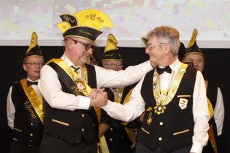 Höchste Auszeichnung des Bundes Deutscher Karneval geht nach Plauen - WKC-Präsident Uwe Apel gratuliert Jürgen Laitzsch nach der Auszeichnung mit dem BDK Verdienstorden.