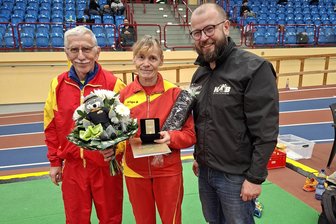 Höchste Auszeichnung für Petra Herrmann: Ein Leben für die Leichtathletik - Petra Herrmann (M.) umringt von ihrem Ehemann Lutz Herrmann (l.) und Benjamin Kahlert, dem Geschäftsführer des Kreissportbundes Mittelsachsen.